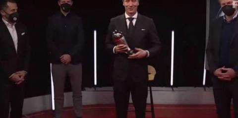 Lewandowski fatura prêmio 'The Best' como melhor jogador do mundo