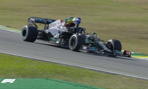 Hamilton larga em décimo, vence o GP de Interlagos e ainda carrega a bandeira do Brasil