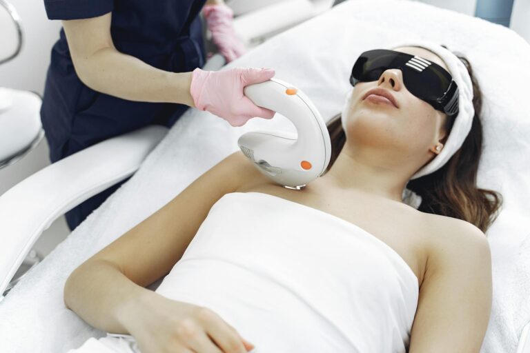 Mulher recebendo tratamento de laser em um consultório de estética.